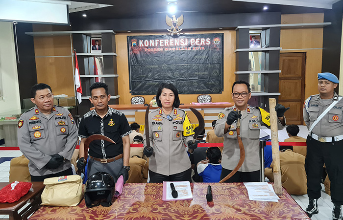 RILIS: Kapolres didampingi Wakapolres Magelang Kota saat memperlihatkan sajam yang digunakan para pelajar SMK Yudya Karya, Kamis petang (30/11).