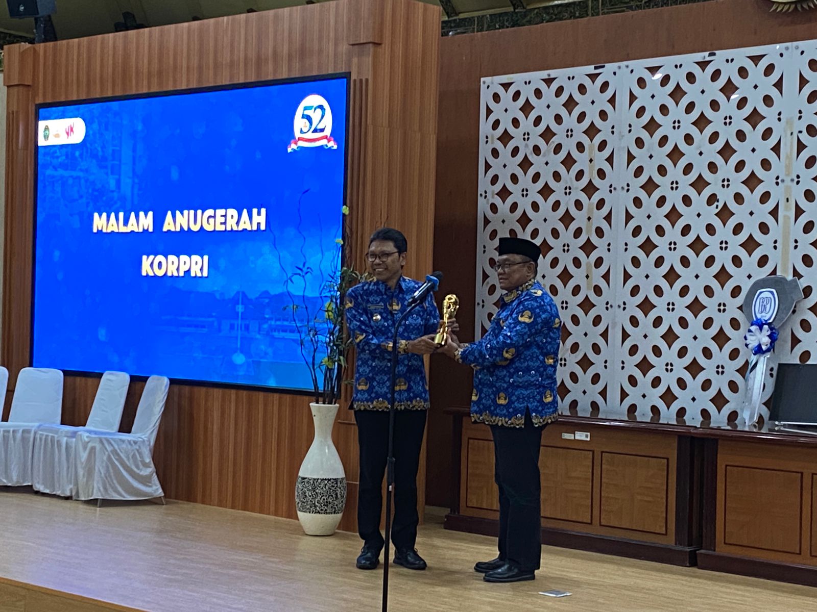 PRESTASI: Sekda sekaligus Ketua Dewan Pengurus Korpri Kota Jogja Aman Yuriadijaya menyerahkan piala anugerah Korpri Award Tahun 2023 untuk kategori kepengurusan kota terbaik kepada Penjabat Wali Kota