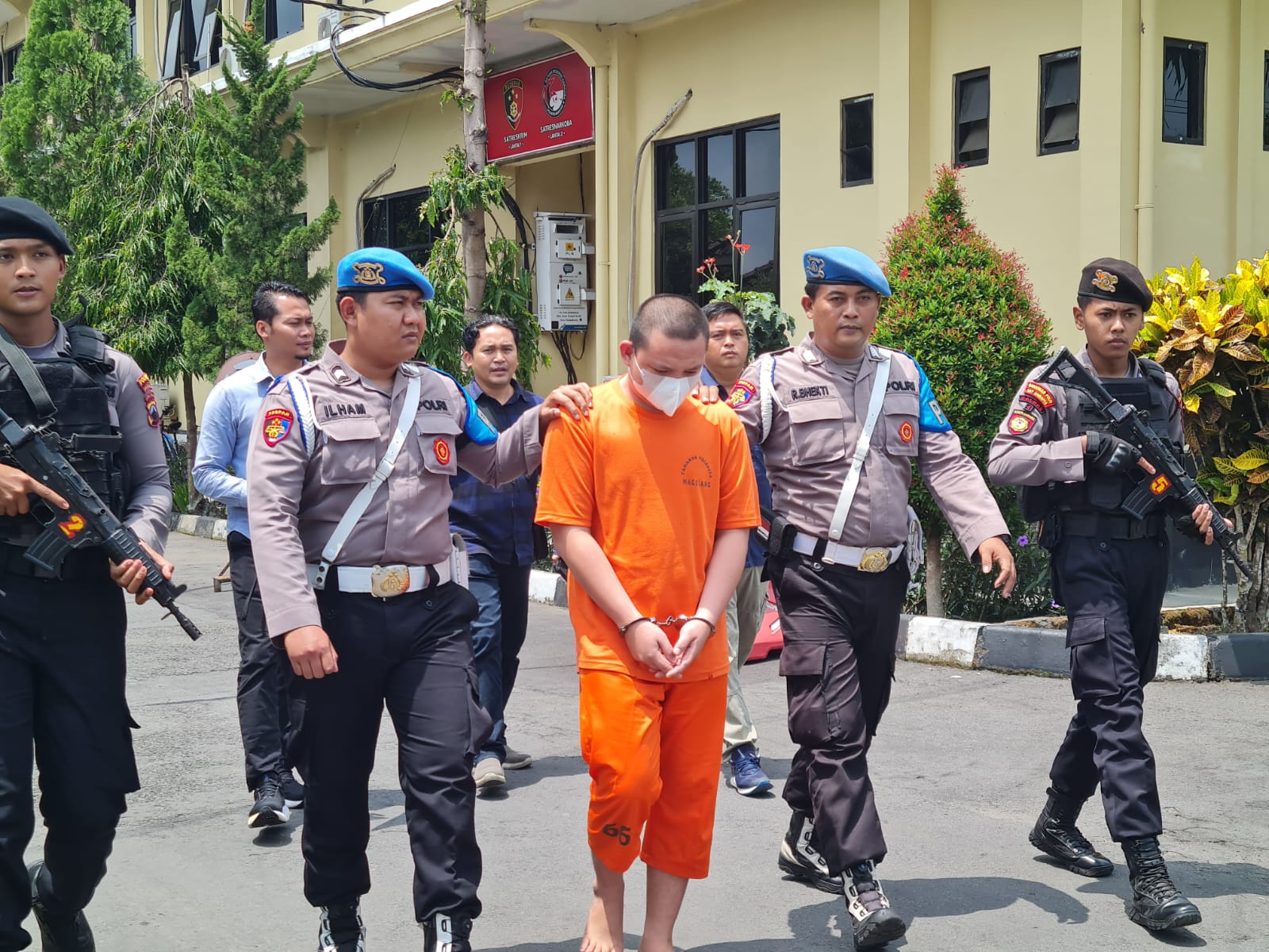 DIBEKUK: Randa, seorang pelaku pencurian dengan modus memecahkan kaca mobil berhasil ditangkap. Satu pelaku menjadi tahanan Polres Purworejo dan dua lainnya masih DPO.