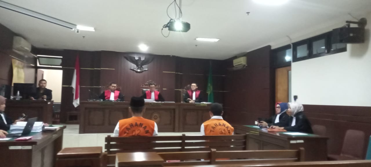TERUS MENUNDUK: Suasana sidang lanjutan kasus pembunuhan disertai mutilasi mahasiswa UMY di PN Sleman, kemarin (30/11).