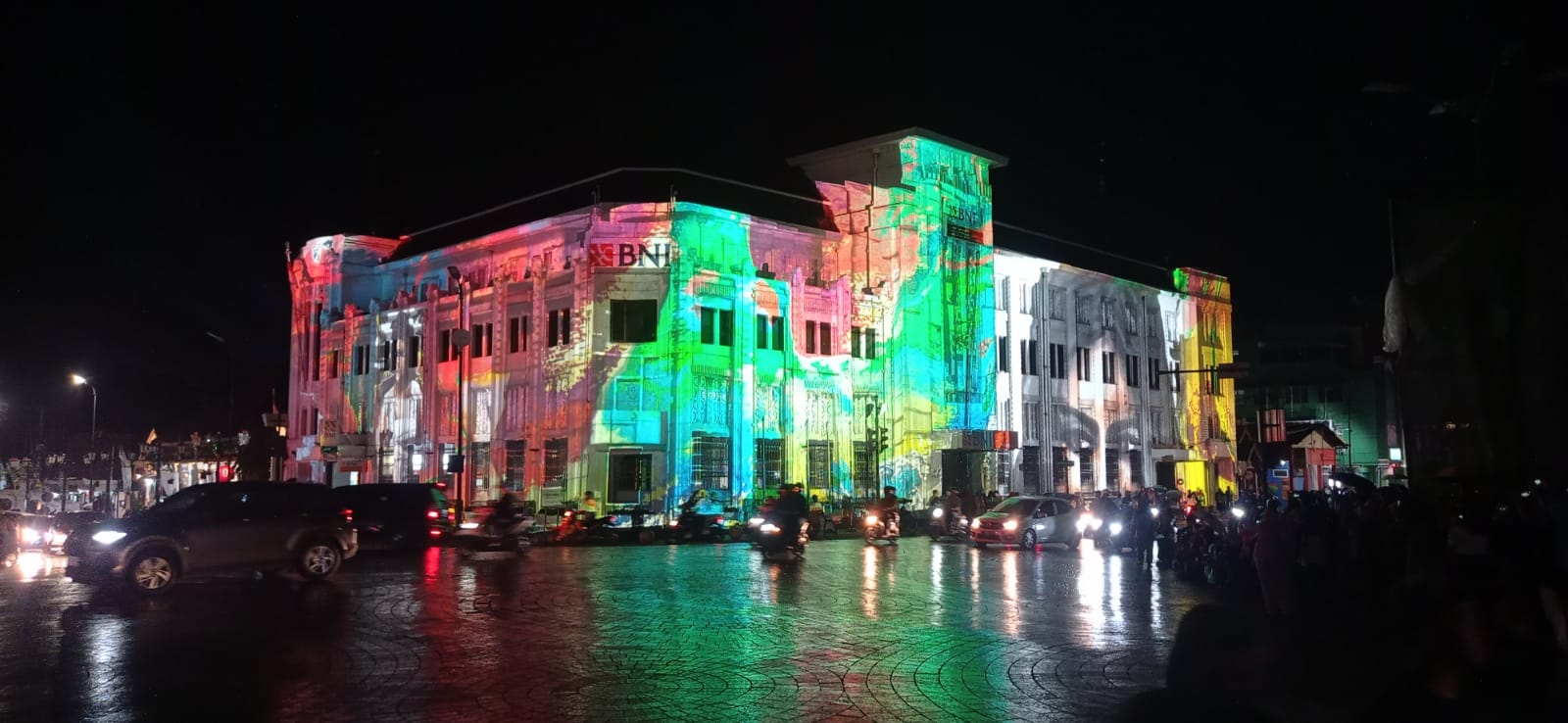 PENUH WARNA: Gedung BNI 46 Titik Nol Kilometer Jogjakarta kembali menjadi kanvas Jogja Video Mapping Project (JVMP). (Dwi Agus/Radar Jogja)