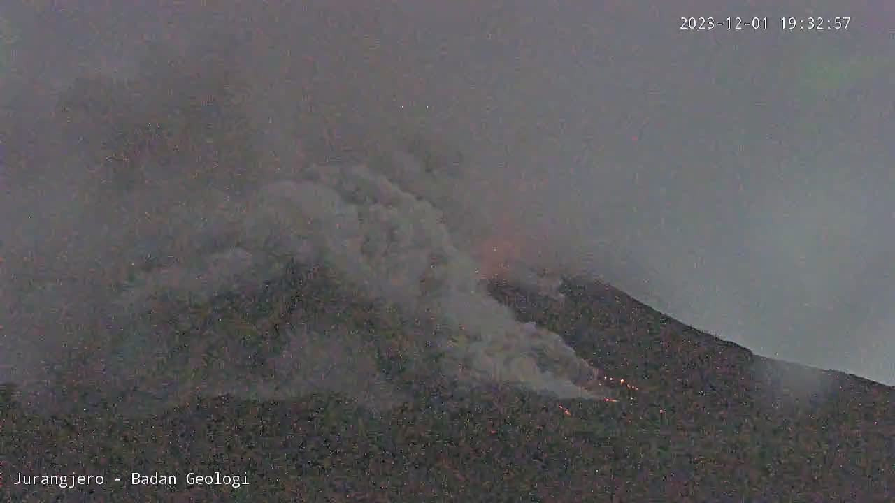 AMAN: Gunung Merapi mengeluarkan guguran panas sebanyak dua kali pada Jumat (1/12) malam. (Istimewa)