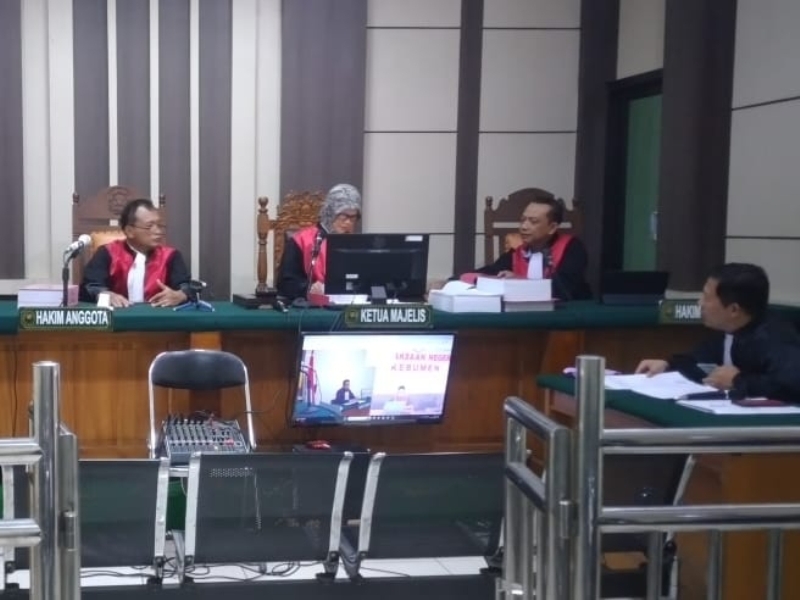 SIDANG: Sidang dengan agenda pembacaan dakwaan atas kasus mafia pupuk yang menyeret terdakwa Ari Sulistianto selaku admin CV LM. Sidang tersebut digelar di Pengadilan Tipikor, Semarang. (ISTIMEWA)