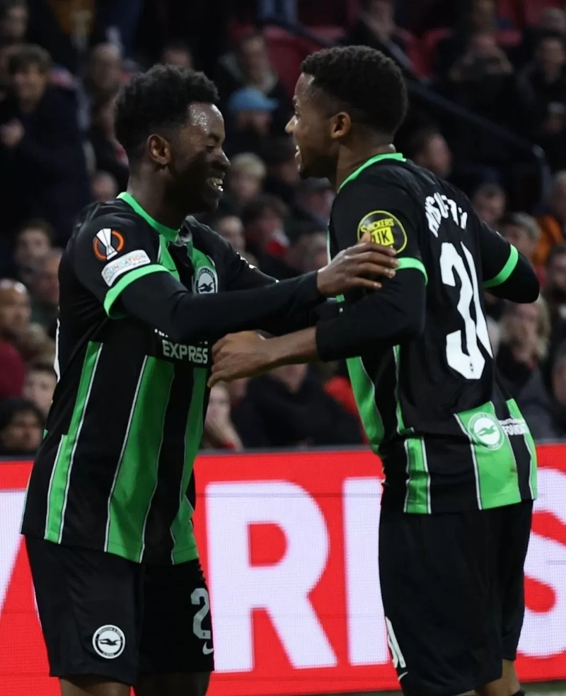 APIK: Ansu Fati dan Simon Adingra melakukan selebrasi berdua setelah mencetak gol ke gawang Ajax (IG officialbhafc)