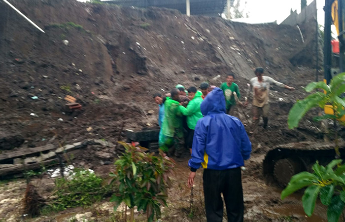 EVAKUASI: Tim gabungan berhasil mengevakuasi dua korban tertimpa longsor di Desa Ngablak, Kabupaten Magelang.DOK POLSEK NGABLAK