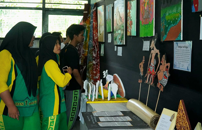 BERAGAM: Siswa MAN 1 Bantul saat menyaksikan berbagai karya seni siswa lainnya saat pamenran seni budaya.Dokumentasi MAN 1 Bantul