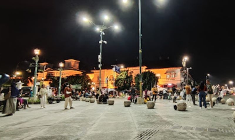 Suasana kawasan Nol Km di malam hari. (google.com/Nina Akhmawati)