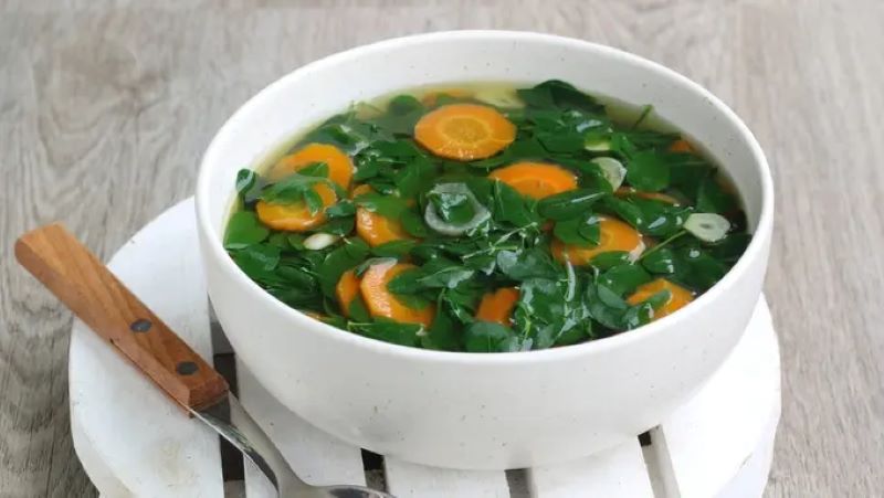 Kelor Wortel Bening cocok disantap dengan telur dadar dan sambal korek. (fimela.com)