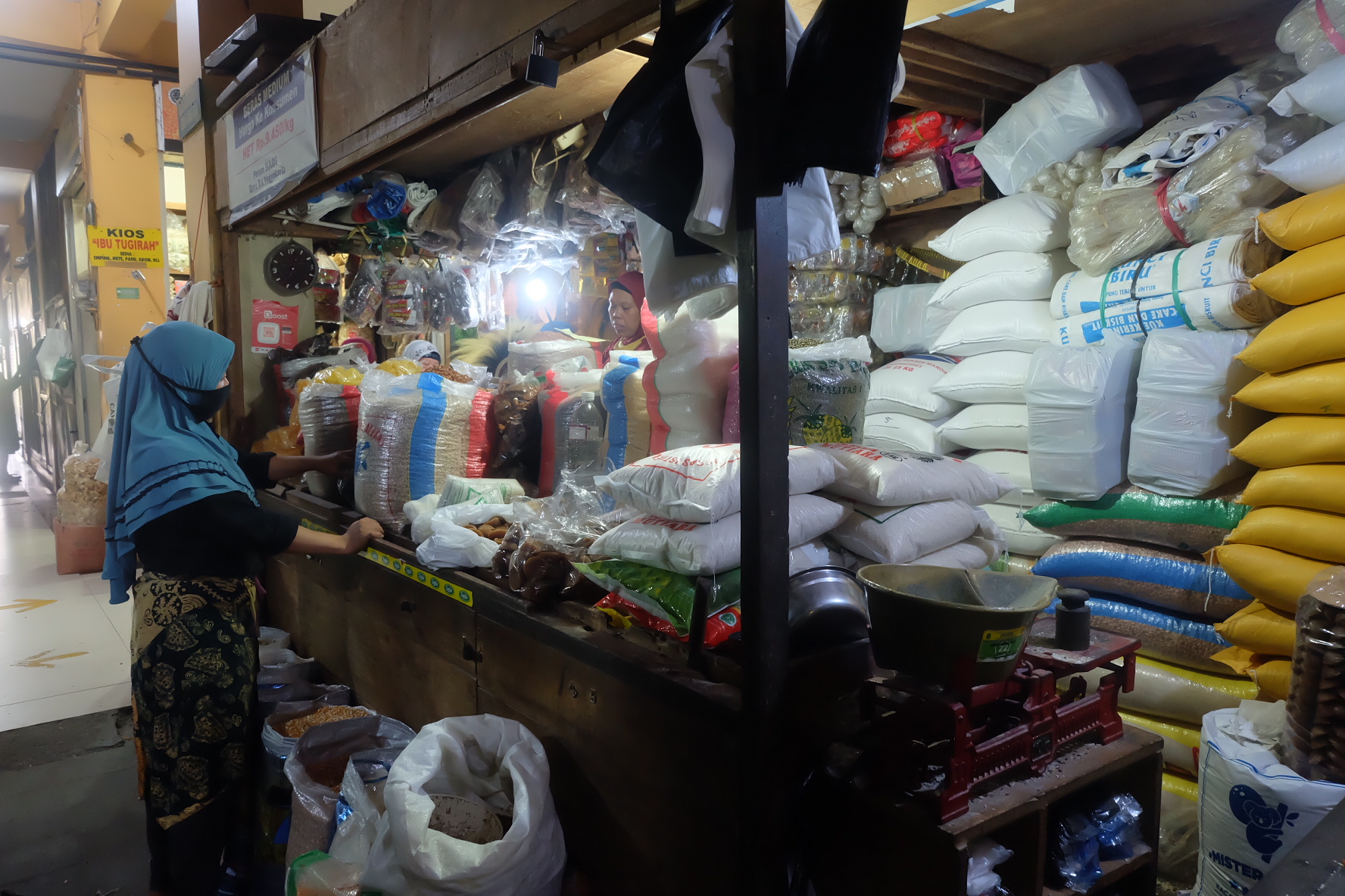 MELIMPAH: Pedagang beras di pasar Beringharjo Jogjakarta. (Fahmi Fahriza/Radar Malioboro)