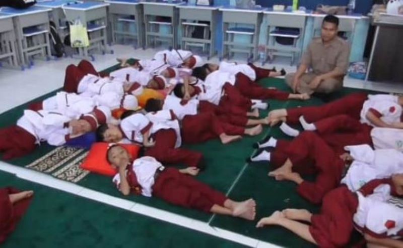 Siswa-siswi SD Muhammadiyah 4 Zamzam Sidoarjo, Jawa Timur saat terapkan jam tidur siang. (kalasela.id)