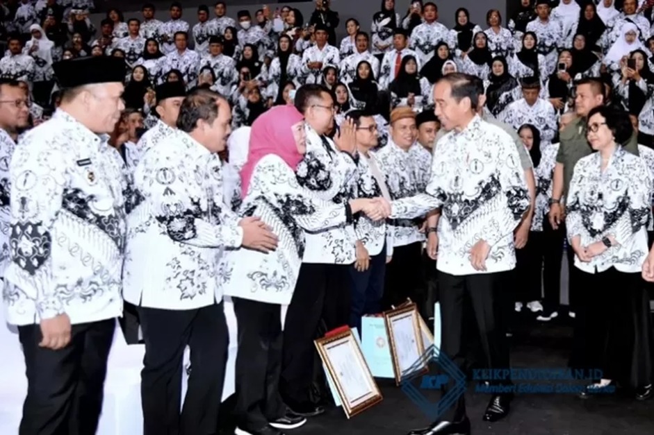 SAH: Presiden Joko Widodo mengesahkan batas usia pensiun PNS dalam UU ASN tahun 2023 sampai pada usia 60 tahun saja. (Instagram @jokowi)