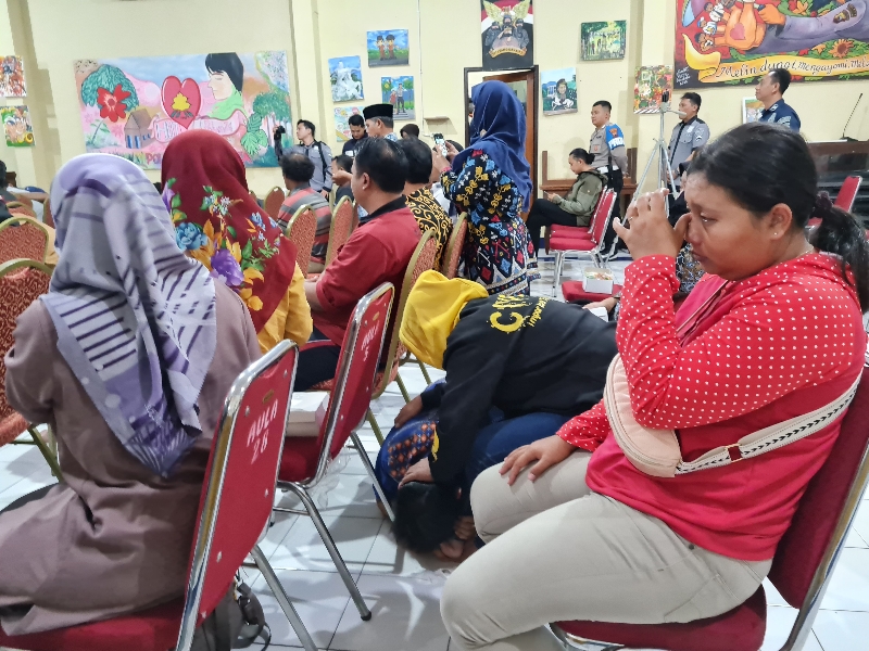 HARU: Para pelajar SMK Yudya Karya bersujud di kaki orang tuanya buntut pengeroyokan di Jalan Urip Sumoharjo, Wates, Magelang Utara. (Naila Nihayah/Radar Jogja)