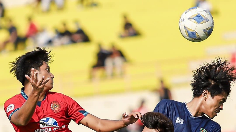 UDARA: Pemain Persiba Bantul berebut bola dengan pemain Jogja Istimewa Football pada pekan ketiga kompetisi Liga 3 DIY Sabtu (2/12) di Stadion Sultan Agung (SSA), Bantul. (Dok Persiba Bantul)