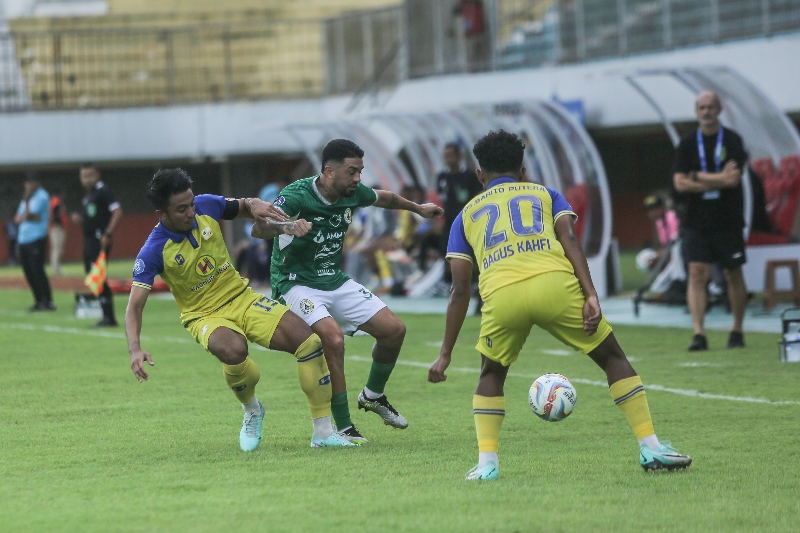 LEADING: Pemain PSS Sleman melawan Barito Putera. (Elang Kharisma Dewangga/Radar Malioboro)