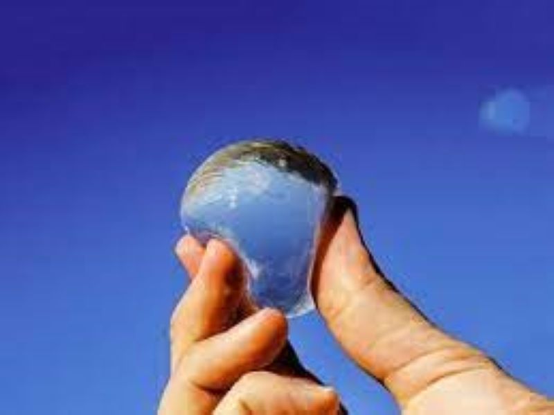 Air mineral yang bisa dikonsumsi beserta kemasannya. (website/National Post)