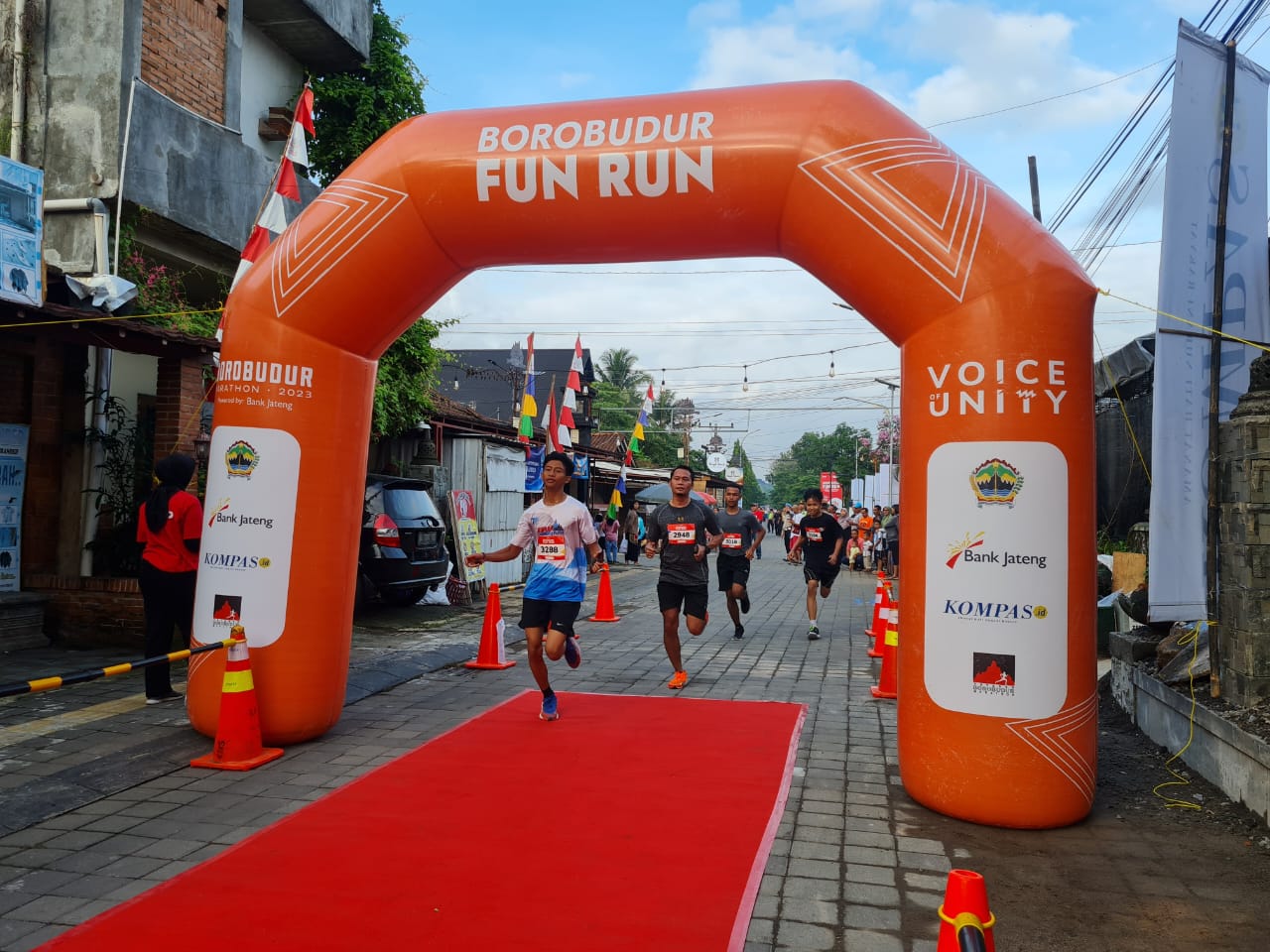SEMANGAT: Para pelari berhasil menaklukkan rute sepanjang tiga kilometer dengan mengambil start dan finis di kompleks Candi Pawon, Minggu (3/12). Naila Nihayah