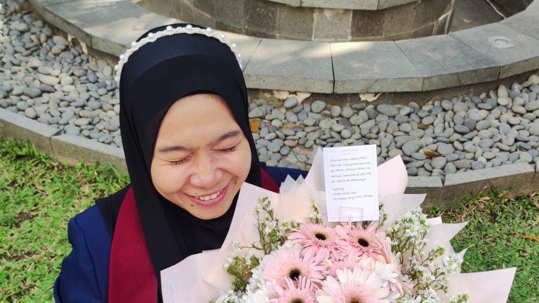 DOA TERBAIK: Rianty Purnamasari gembira usai dinyatakan lulus sidang thesis di UNY Jogja. (Istimewa)