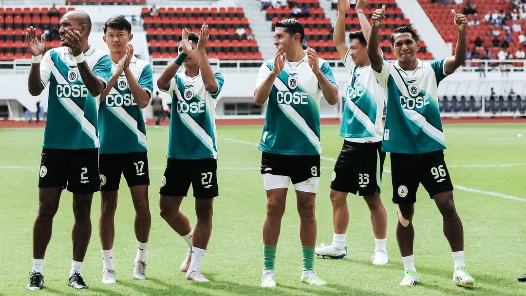 PANAS: Pemain PSS melakukan pemanasan jelang kontra PSIS. (Dok PSS)