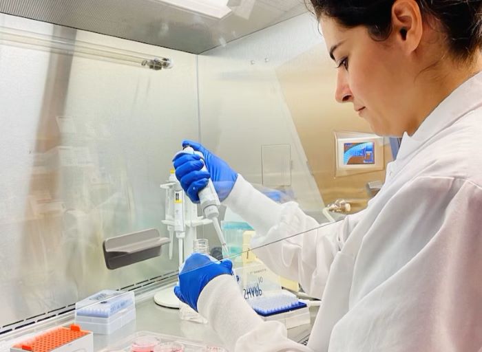 Gizem Gumuskaya working in the lab to make Anthrobots