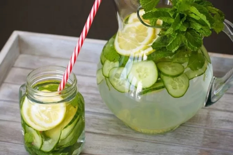 TERBAIK: Salah satu infused water terbaik adalah air mentimun. (Jawa Pos/Istimewa)