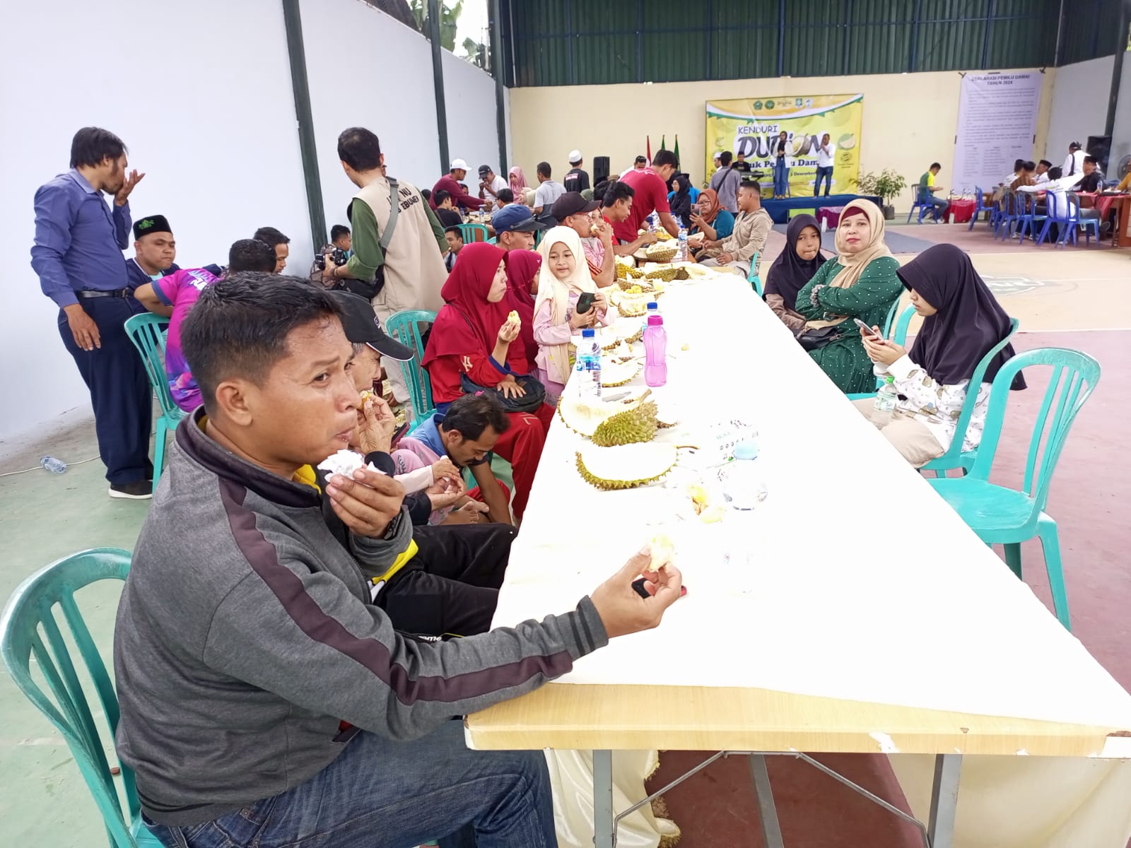 DURIAN BAWOR : Rektor UMNU Kebumen Imam Satibi menerima secara simbolis durian unggul jenis bawor pada Kenduri Durian untuk Pemilu Damai. (M HAFIED