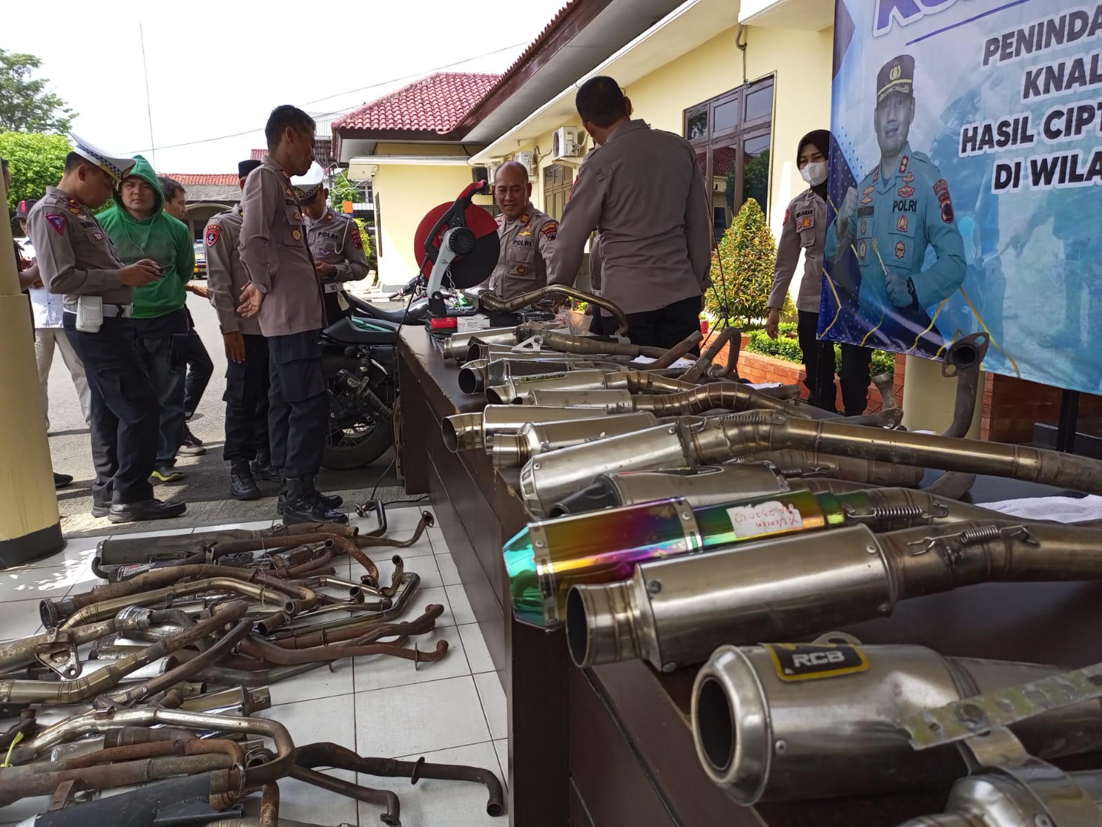 TEGAS : Polres Kebumen memusnahkan knalpot brong hasil operasi. Tindakan tegas tersebut dilakukan guna menciptakan situasi keamanan dan kenyamanan bersama. (M HAFIED)