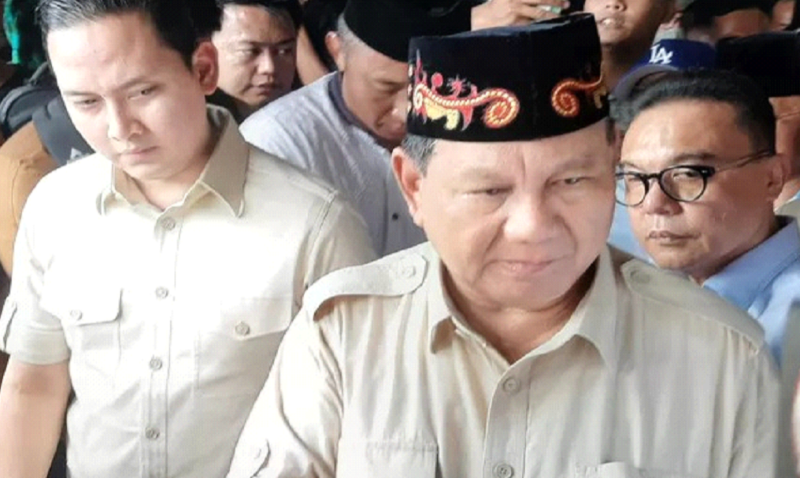 Prabowo Subianto berziarah ke Makam Sultan Maulana Hasanudin di Masjid Agung Banten. (Sabik/JawaPos.com)