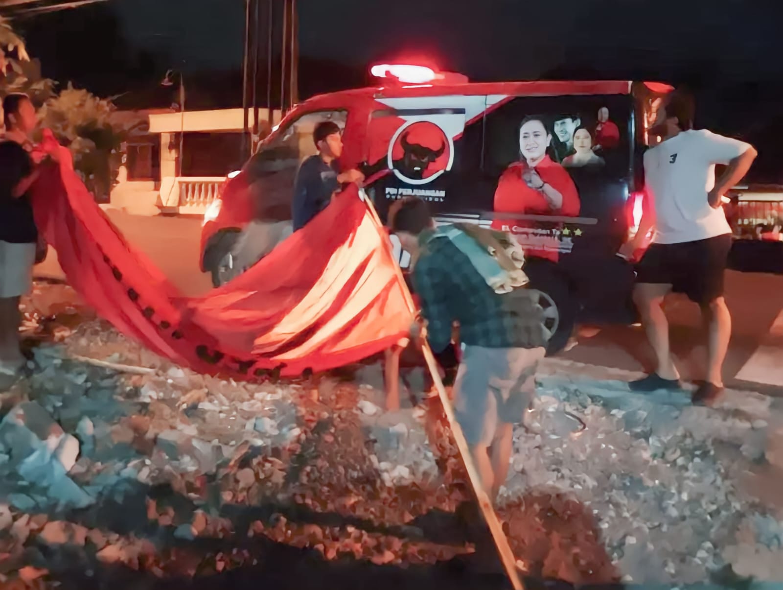 INI LHO: Sebagai bentuk sanksi para pelaku diminta memasang kembali APK PDIP yang sebelumnya dicopot pada Minggu (2/12/2023). (Foto dokumen DPC PDIP untuk Radar Jogja)