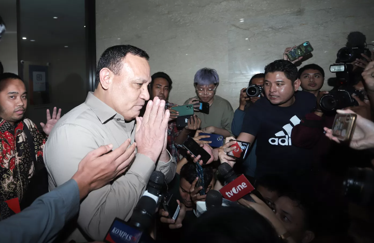 FOKUS: Firli Bahuri saat memberikan keterangan setelah menjalani pemeriksaan di Bareskrim Mabes Polri, Jakarta Pada Jumat (1/12/2023). (JawaPos.com)
