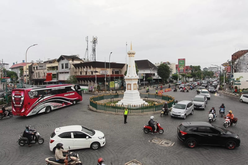 PADAT: Kendaraan melintas di kawasan Tugu Jogja Selasa (28/11). (Guntur Aga Tirtana/Radar Jogja)
