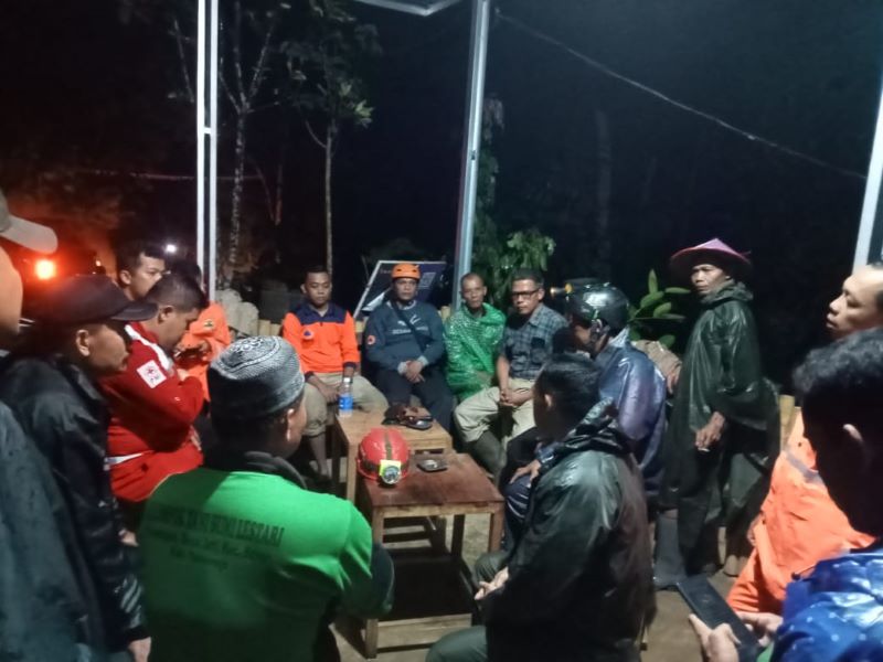 Tim reaksi cepat (TRC) BPBD Kabupaten Purworejo, PMI, dan Polsek Bener saat berunding untuk mengevakuasi korban laka air di Kecamatan Bener, Senin (4/12) malam. (ISTIMEWA)