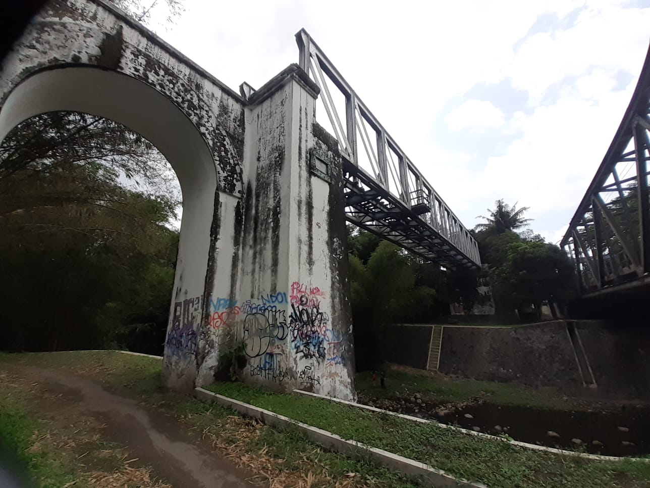 Kondisi Jembatan Pangukan yang terkena vandalisme pada Selasa (5/12). FOTO// IWAN NURWANTO