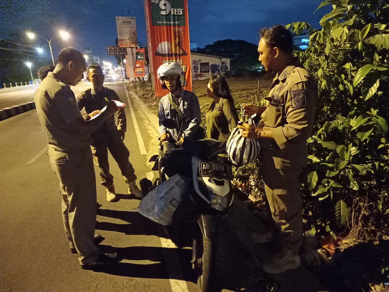 RAZIA: Petugas Satpol PP Bantul melakukan pengawasan terhadap warga yang sembarangan buang sampah. (Dok. Satpol PP Bantul)