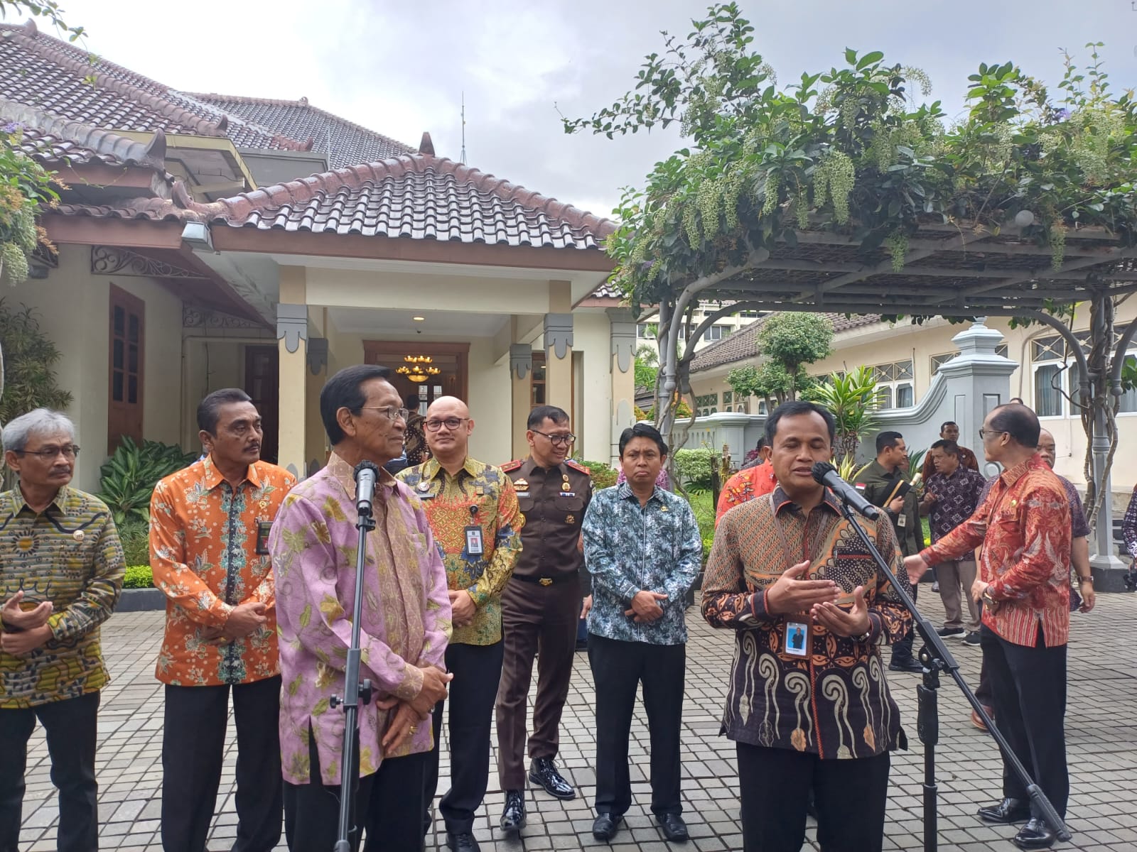 DIPA: Gubernur DIY Hamengku Buwono X bersama Kepala Kantor Wilayah Dirjen Perbendaharaan Kementerian Keuangan DIY Agung Yulianta di Kompleks Kepatihan Selasa (5/12). (WINDA ATIKA IRA P/RADAR JOGJA)