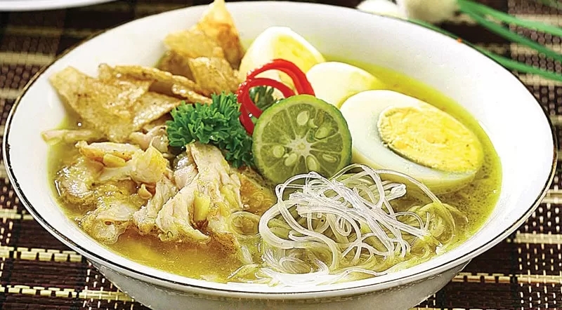 DIGEMARI: Sajian soto ayam satu kedai di Surabaya kemarin. (DITE SUHENDRA/JAWA POS)