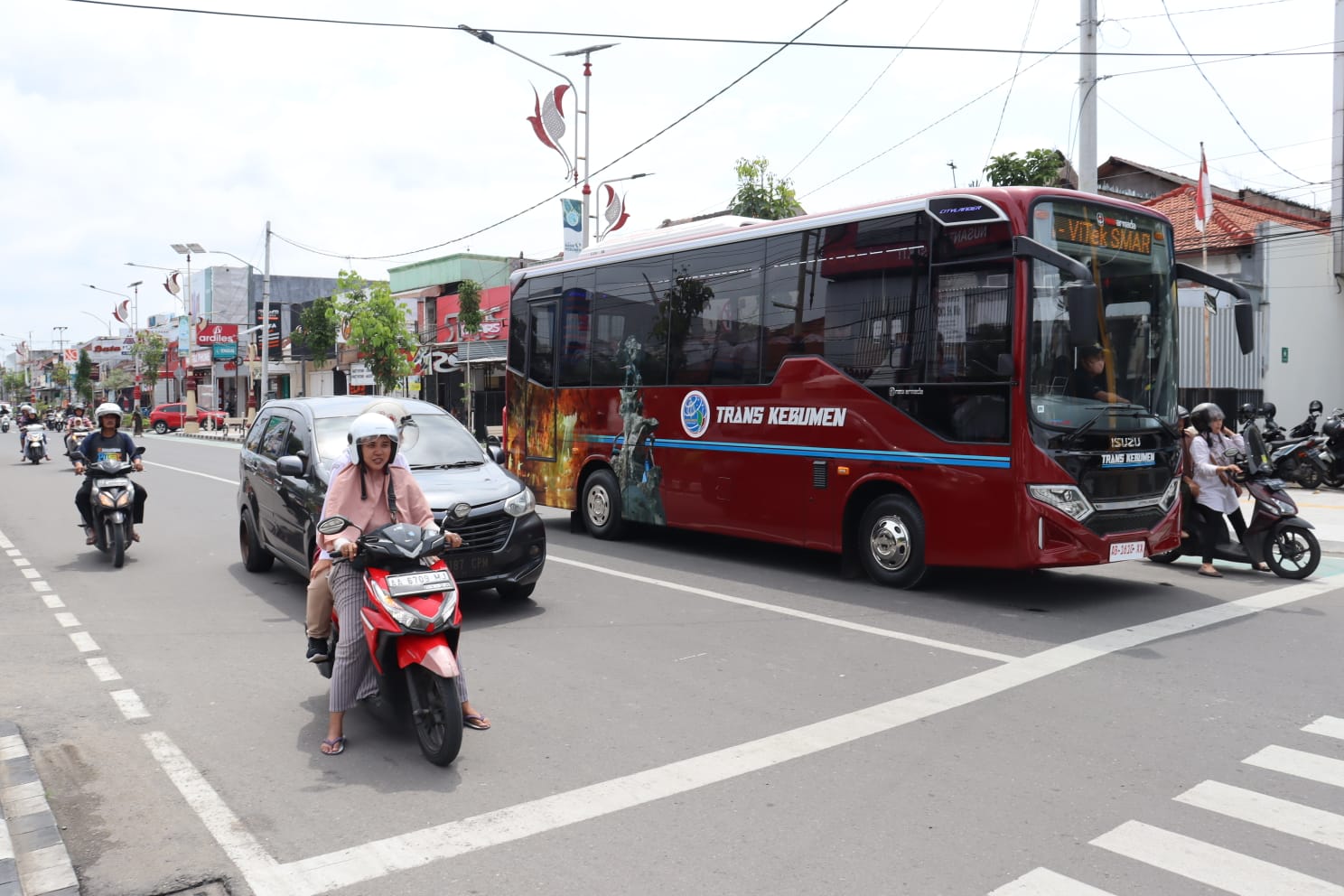 TRANS KEBUMEN: Bus Trans Kebumen resmi mengaspal di jalanan Kebumen. Bus tersebut sementara difungsikan untuk angkutan pelajar dan penunjang sektor wisata. (PROKOPIM KEBUMEN)