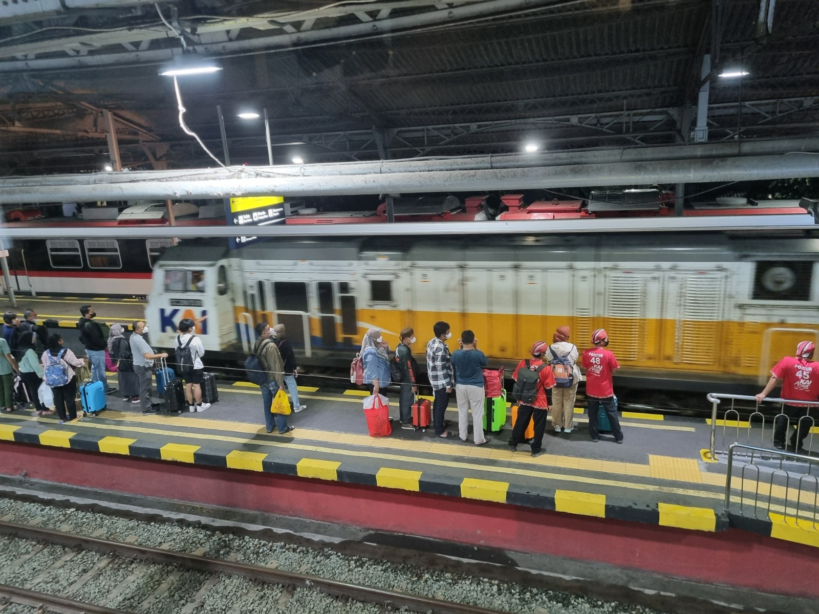 Jalur KA Imbas Longsor Dinormalisasi, Perjalanan KA Berangsur Pulih. FOTO : Daop 6 Jogja / Radar Jogja