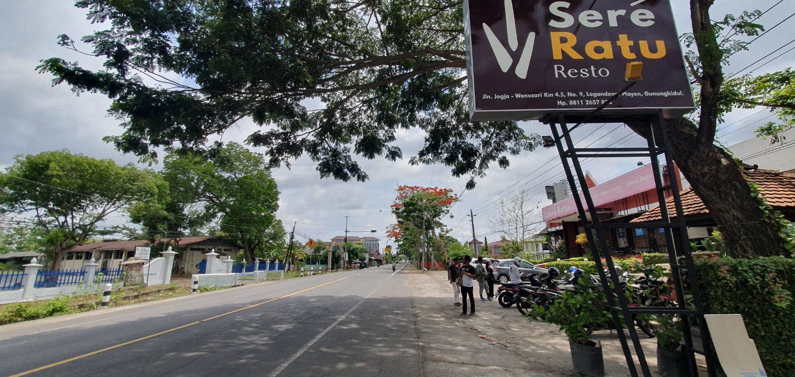 MERESAHKAN - Resto Sere Ratu di Jalan Nasional Logandeng, Playen ini salah satu korban penipuan modus program kolektif andalalin Kementerian PUPR Selasa (5/12). Foto: GUNAWAN/Radar Jogja