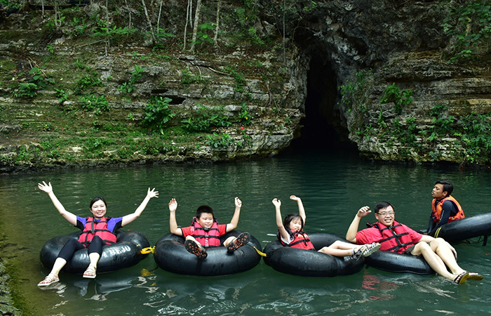 WISATA ANDALAN: Wisatawan menikmati suasana di Gua Pindul. Hujan dengan intensitas tinggi diprediksi turun Di Gunungkidul, destinasi wisata berbasis air diminta waspada.ISTIMEWA