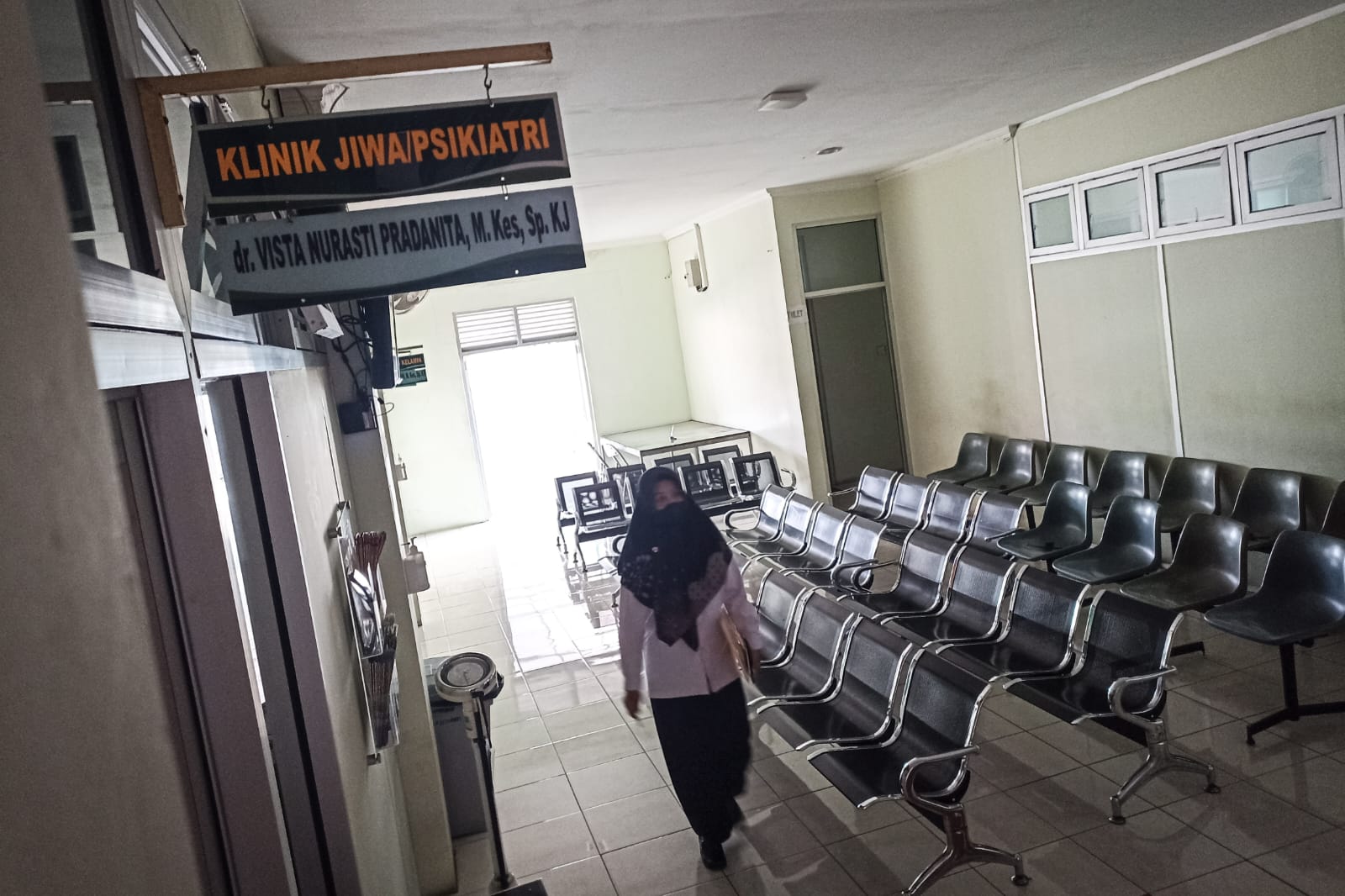 SIAP: Petugas berjalan di depan ruangan klinik jiwa di RSUD Panembahan Senopati Bantul, Rabu (6/12). (Gregorius Bremantyo/Radar Jogja)