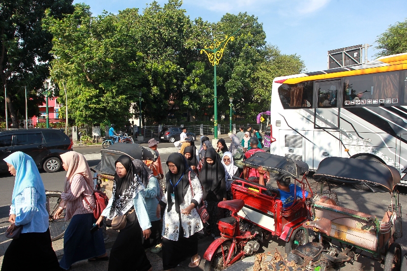PADAT: Sejumlah warga melintas di tepi salah satunya jalan di Kota Jogja Rabu (6/12). (Guntur Aga Tirtana/Radar Jogja)