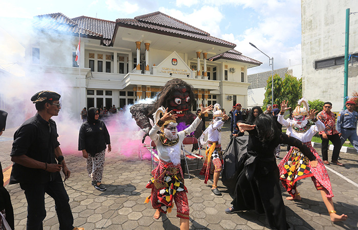 Para seniman saat menari di depan ogoh-ogoh di kantor KPU DIY, Kamis (7/12). GUNTUR AGA TIRTANA/RADAR JOGJA