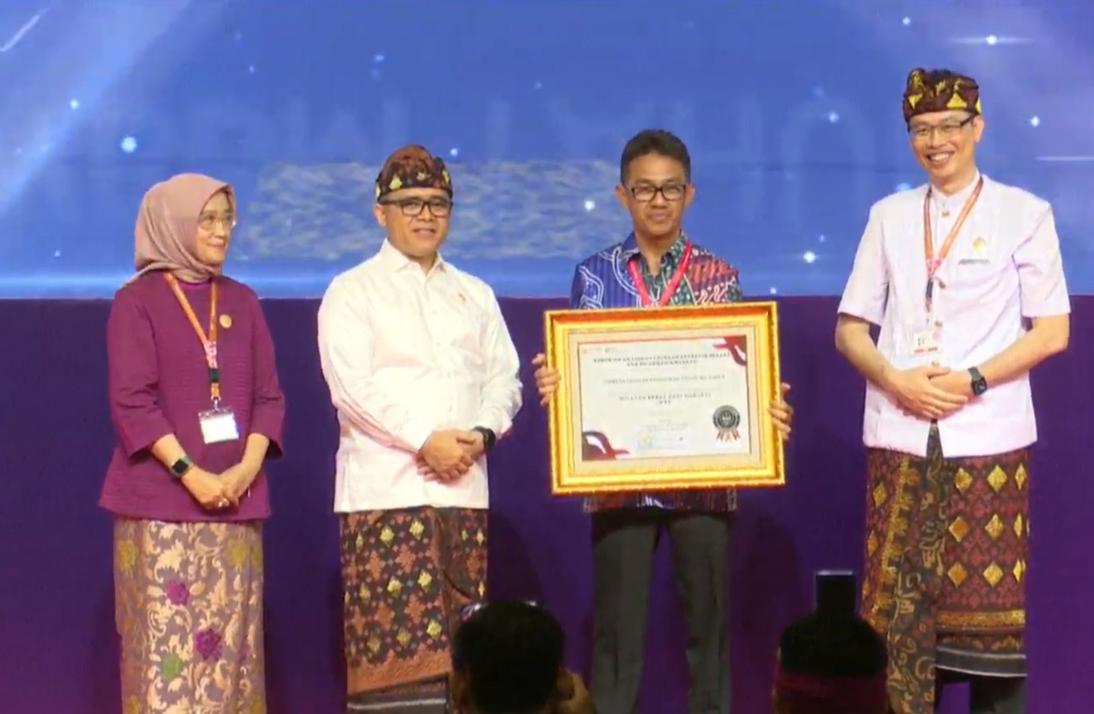 TERBAIK: Kepala LLDIKTI Wilayah V Yogyakarta Aris Junaidi menerima penghargaan predikat Zona Integritas Wilayah Bebas Korupsi (ZI-WBK) 2023. (Dok Istimewa)