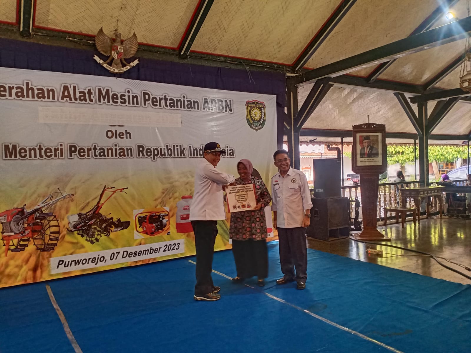Penyerahan alat mesin pertanian dari APBN oleh Wakil Menteri Pertanian RI Harvick Hasnul Qolbi kepada Plt Bupati Purworejo Yuli Hastuti di Pendopo Kabupaten Purworejo
