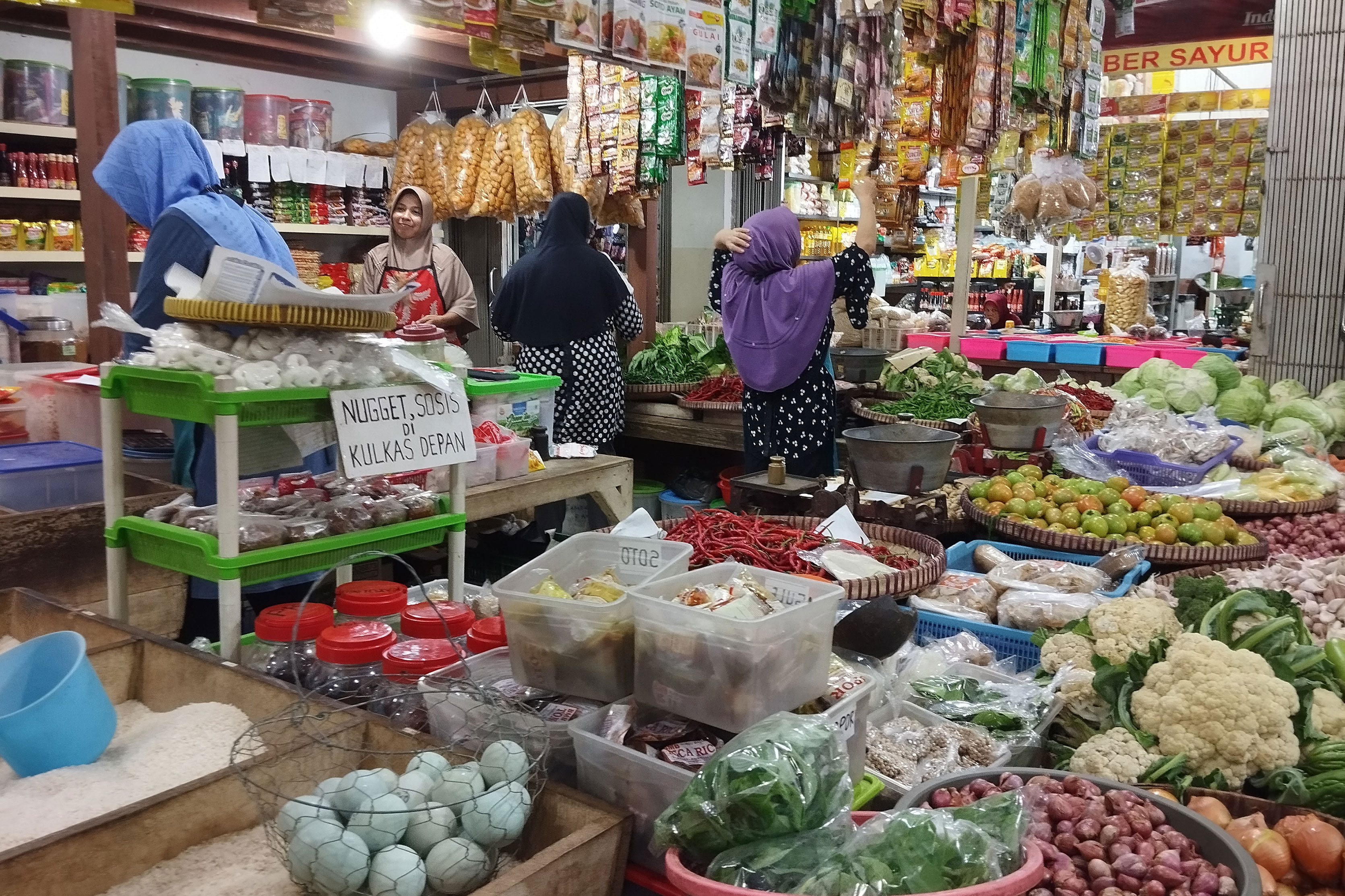 TRANSAKSI: Suasana kios kebutuhan pokok di Padar Baledono pada Kamis (7/12).JIHAN ARON VAHER/RADAR JOGJA