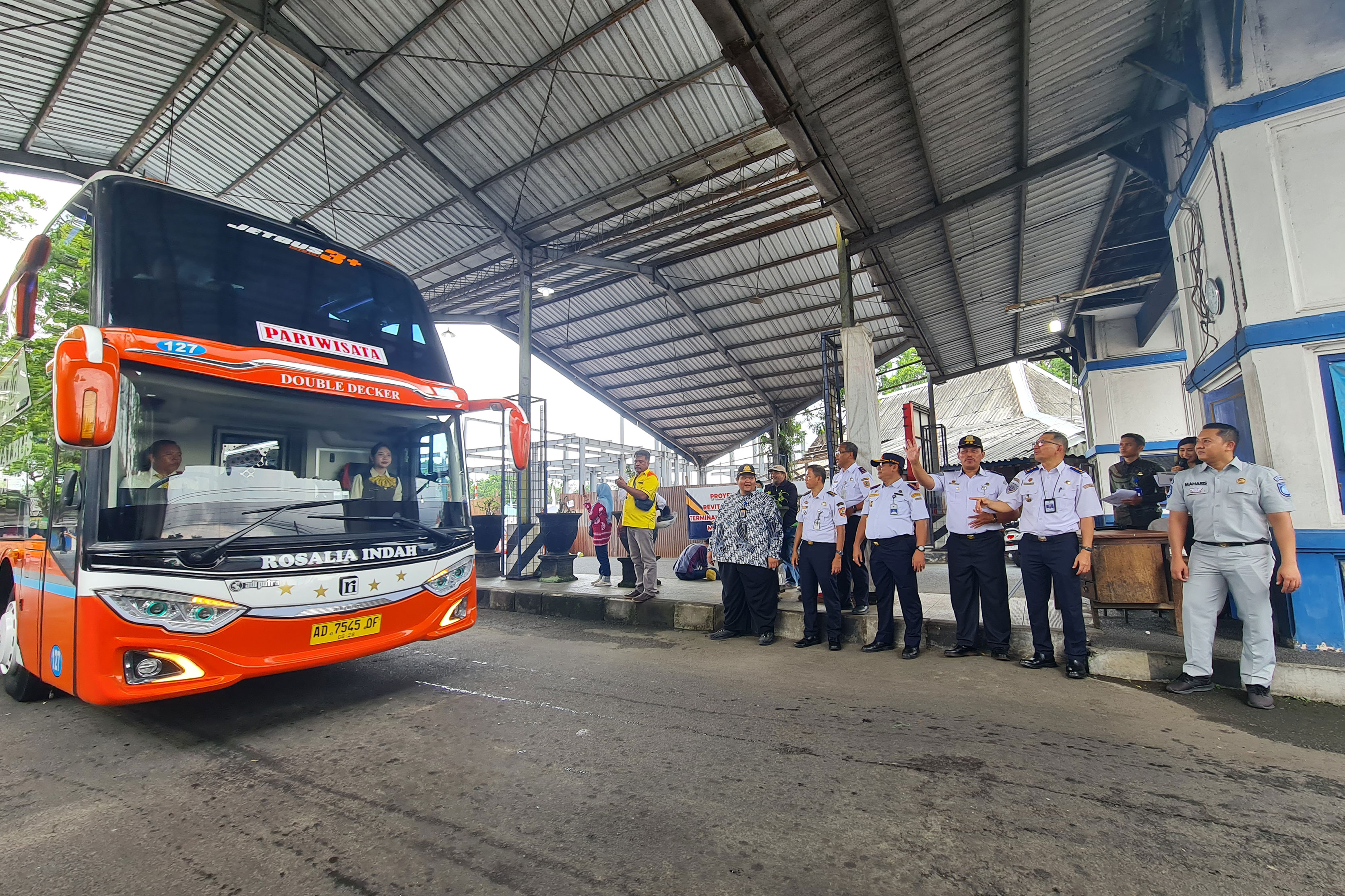 SIMBOLIS: Direktur Prasarana Transportasi Jalan Kemenhub didampingi Koordinator&nbsp;Satuan Pelayanan&nbsp;Terminal Tipe A Tidar Magelang saat melepas belasan armada bus untuk city tour, Kamis (7/12).