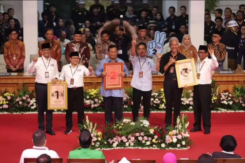 FAIR: Tiga pasangan capres-cawapres berfoto bersama dengan menunjukkan Nomor Urut Pemilu Tahun 2024 di Gedung KPU, Jakarta. (JAWAPOS.COM/DERY RIDWANSAH)