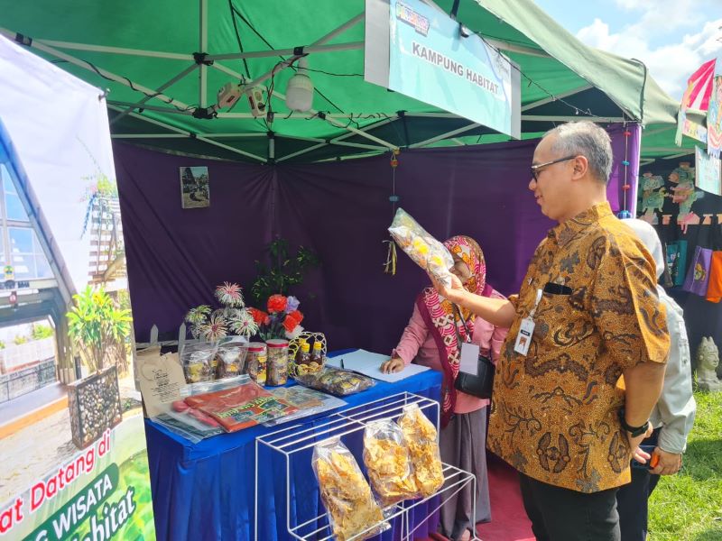 TINJAUAN: Wali Kota Magelang Muchamad Nur Aziz mengunjungi stan-stan pada kegiatan Magelang Parekraf Fair 2023 di Lapangan Kopti, Tidar Campur, Jumat (8/12/2023). (Naila Nihayah/Radar Jogja)