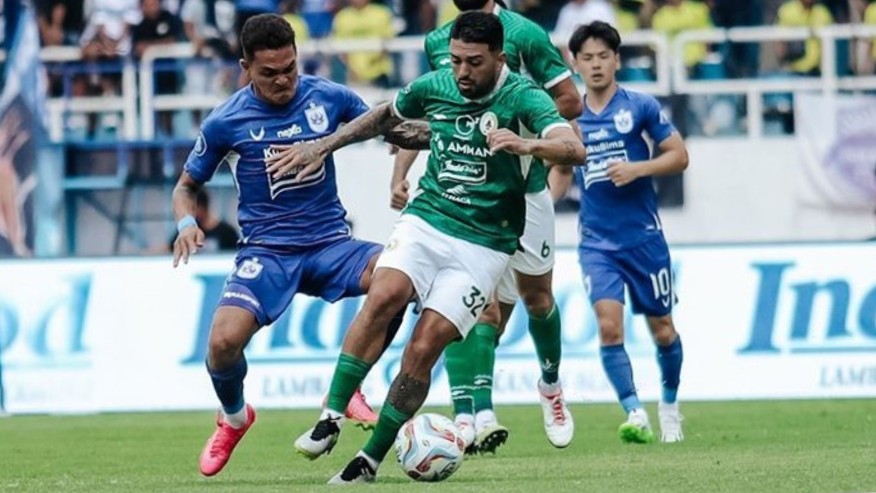 SERU: Gelandang PSS Sleman Jonathan Bustos (depan) dikawal ketat pemain PSIS Semarang Gali Frietas dalam laga di Stadion Jatidiri Semarang, kemarin (3/12).TIM MEDIA PSS SLEMAN