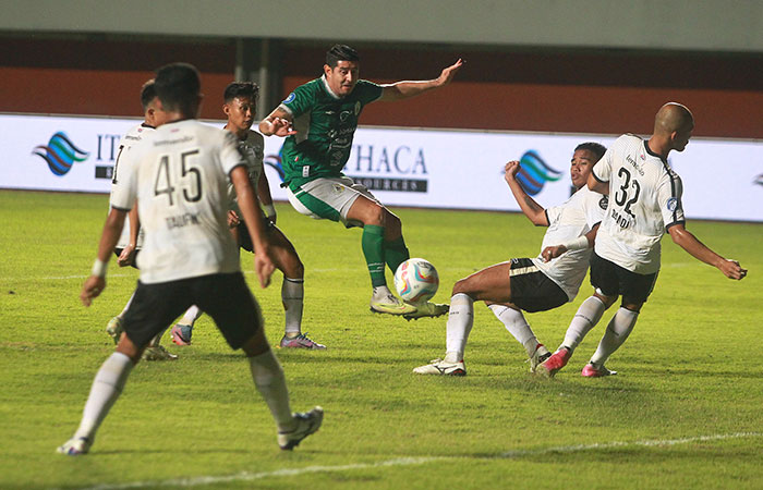 TERAKHIR DI KANDANG: Pemain PSS Sleman Esteban Vizcarra saat berebut bola dengan para pemain RANS Nusantara FC di Stadion Maguwoharjo Sleman,(8/12).GUNTUR AGA TIRTANA/RADAR JOGJA